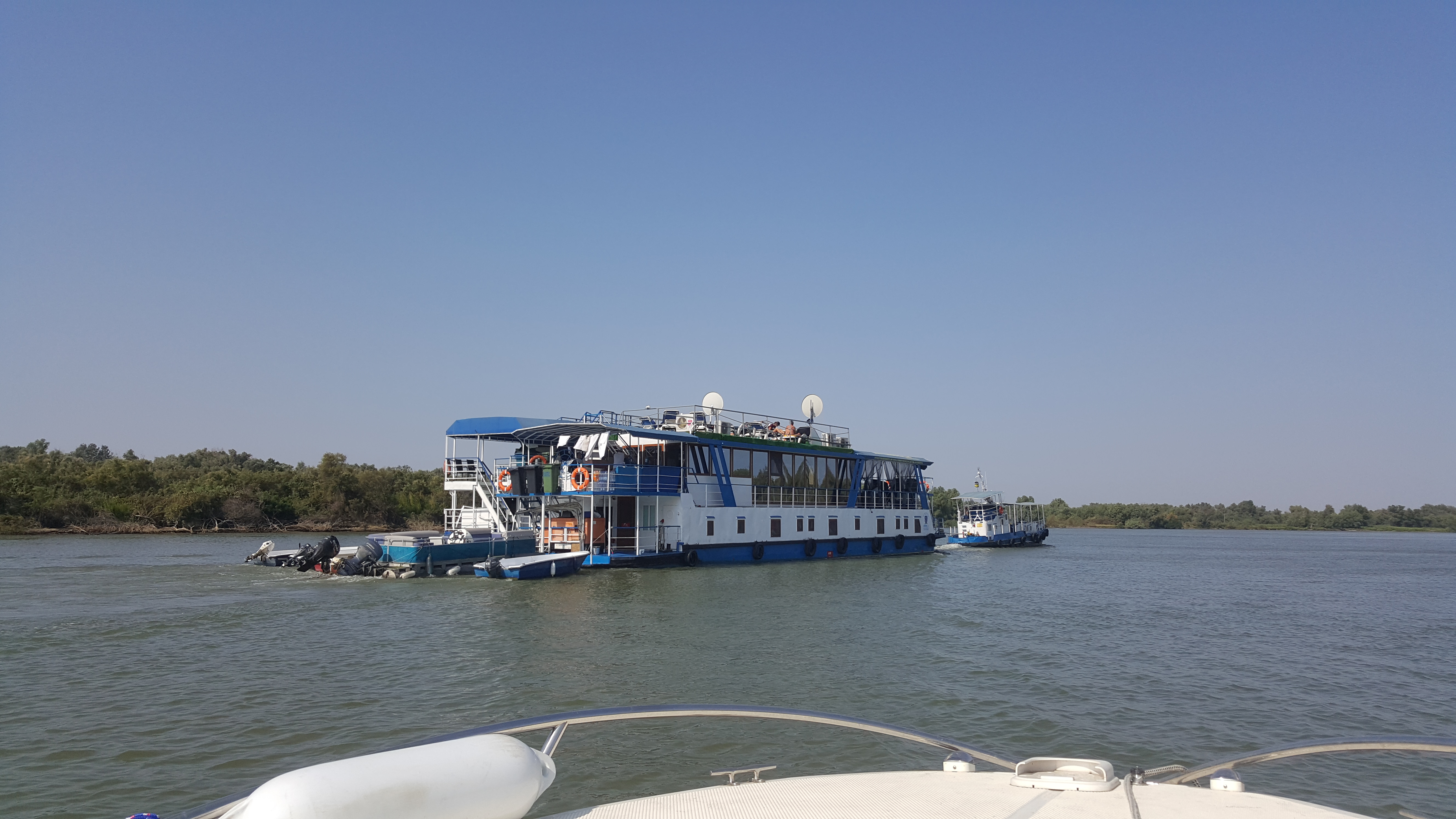 Hotel plutitor pe bratul Sf. Gheorghe